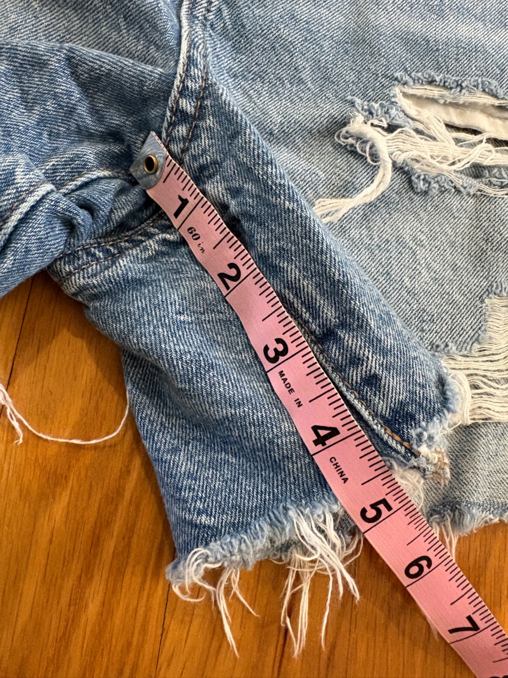 American Eagle Baggy Mom Shorts Light Wash Distressed Frayed Hem Size 4 - Picture 7 of 7